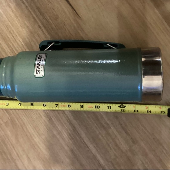 Stanley Classic Green Insulated Thermos Bottle - Picture 2 of 4